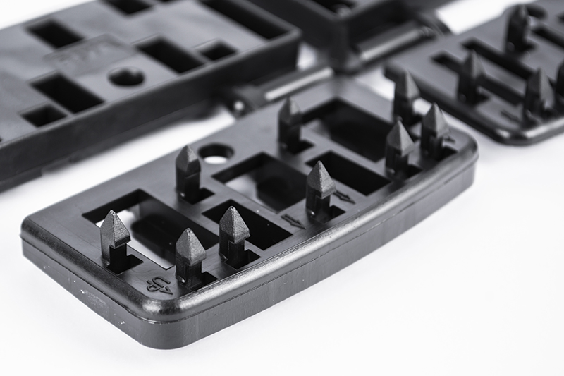 Arno Riva 74 × 40 – plaketa za mrežu